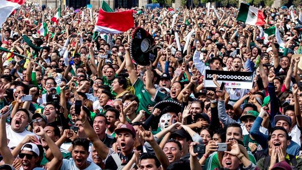 Aficionados mexicanos en el Zócalo de la Ciudad de México - Sputnik Mundo