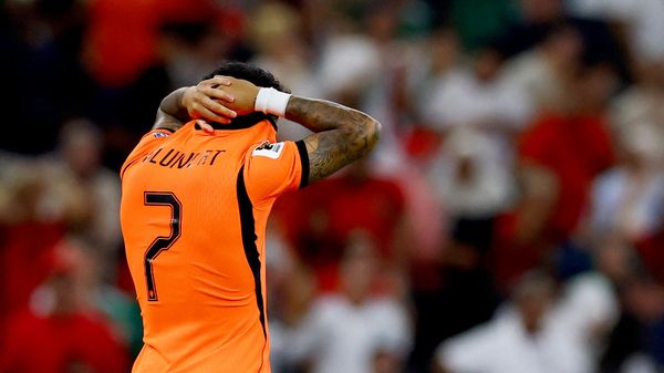 Justin Kluivert, el futbolista de Países Bajos, reacciona tras fallar durante la tanda de penalti  - Sputnik Mundo