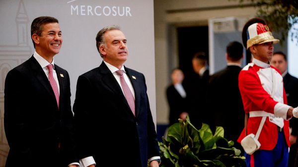 El presidente de Paraguay, Santiago Peña, da la bienvenida a su par de Uruguay, Yamandú Orsi, a su llegada a la cumbre del Mercosur en el Centro de Convenciones CONMEBOL, en Luque, Paraguay, el 30 de junio de 2026  - Sputnik Mundo