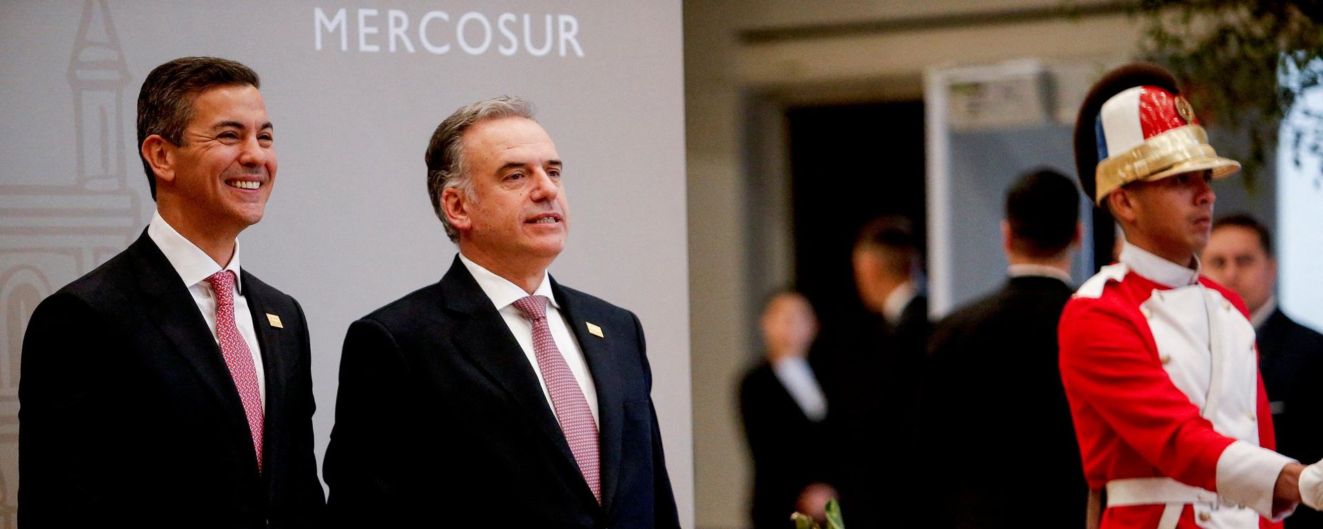 El presidente de Paraguay, Santiago Peña, da la bienvenida a su par de Uruguay, Yamandú Orsi, a su llegada a la cumbre del Mercosur en el Centro de Convenciones CONMEBOL, en Luque, Paraguay, el 30 de junio de 2026  - Sputnik Mundo, 1920, 30.06.2026