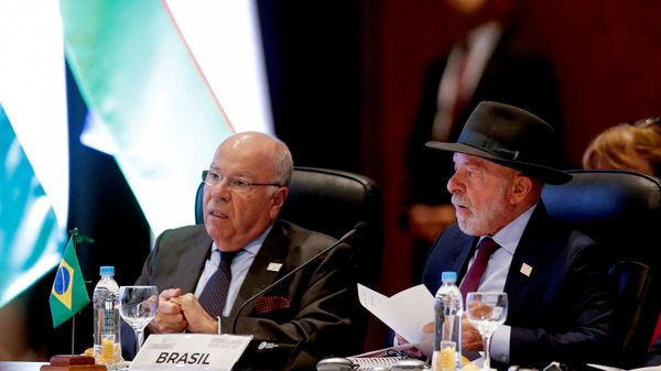 El canciller brasileño, Mauro Vieira, y el presidente de Brasil, Luiz Inacio Lula da Silva, asisten a la ceremonia de apertura de la cumbre del Mercosur en el Centro de Convenciones CONMEBOL, en Luque, Paraguay, el 30 de junio de 2026  - Sputnik Mundo