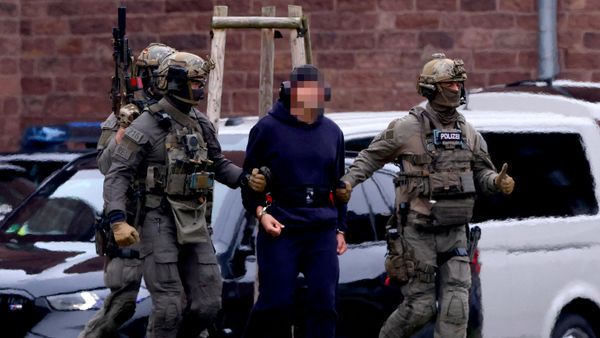 La policía escolta al ucraniano Serguéi Kuznetsov, involucrado en el atentado contra los gasoductos Nord Stream, a un helicóptero La policía escolta al ucraniano Serguéi Kuznetsov, involucrado en el atentado contra los gasoductos Nord Stream, a un helicóptero - Sputnik Mundo