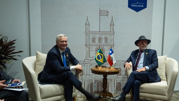 El presidente de Chile, José Antonio Kast, y el de Brasil, Luiz Inácio Lula da Silva, durante una reunión bilateral en Asunción, en el marco de la cumbre del Mercosur de junio de 2026 - Sputnik Mundo
