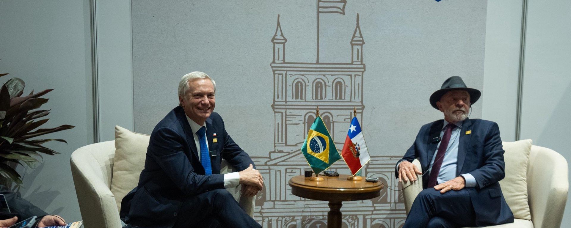 El presidente de Chile, José Antonio Kast, y el de Brasil, Luiz Inácio Lula da Silva, durante una reunión bilateral en Asunción, en el marco de la cumbre del Mercosur de junio de 2026 - Sputnik Mundo, 1920, 03.07.2026