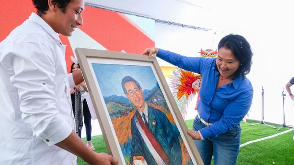 La presidenta electa de Perú, Keiko Fujimori, recibiendo como regalo una pintura de su padre, Alberto Fujimori, durante un acto político en 2024 - Sputnik Mundo