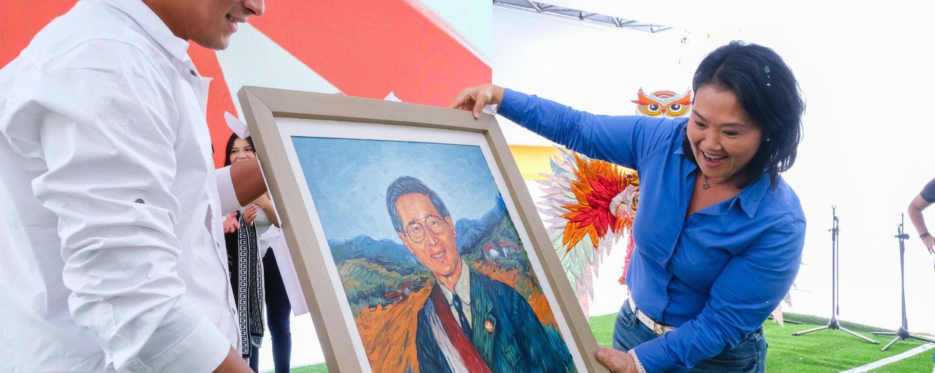 La presidenta electa de Perú, Keiko Fujimori, recibiendo como regalo una pintura de su padre, Alberto Fujimori, durante un acto político en 2024 - Sputnik Mundo, 1920, 04.07.2026