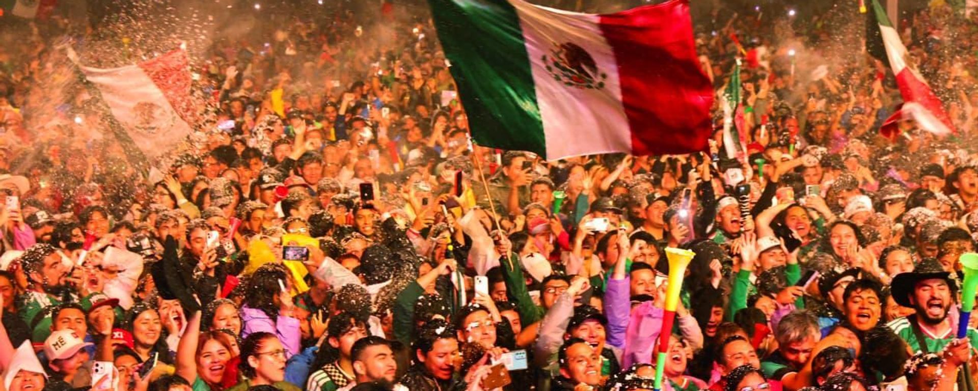 La afición mexicana se conglomera en Avenida Paseo de la Reforma, en la Ciudad de México, tras el triunfo de la selección mexicana contra Ecuador en el Mundial de Fútbol 2026 - Sputnik Mundo, 1920, 03.07.2026