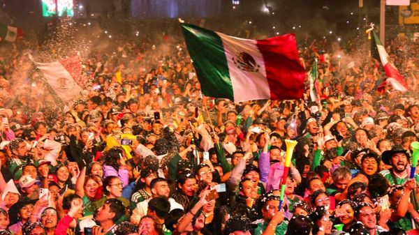 La afición mexicana se conglomera en Avenida Paseo de la Reforma, en la Ciudad de México, tras el triunfo de la selección mexicana contra Ecuador en el Mundial de Fútbol 2026 - Sputnik Mundo