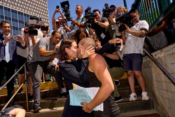 Los escaladores rusos Angela Nikolau e Iván Beerkus protagonizan un emotivo beso al salir de la Corte Penal de Nueva York, donde comparecieron tras ser arrestados por subir a la cima del Empire State Building. - Sputnik Mundo