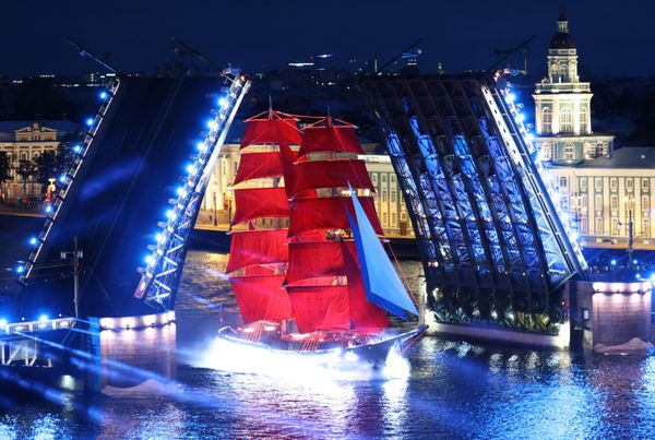 Un bergantín navega por el río Neva bajo velas rojas durante el ensayo general de la fiesta de los graduados en San Petersburgo. - Sputnik Mundo