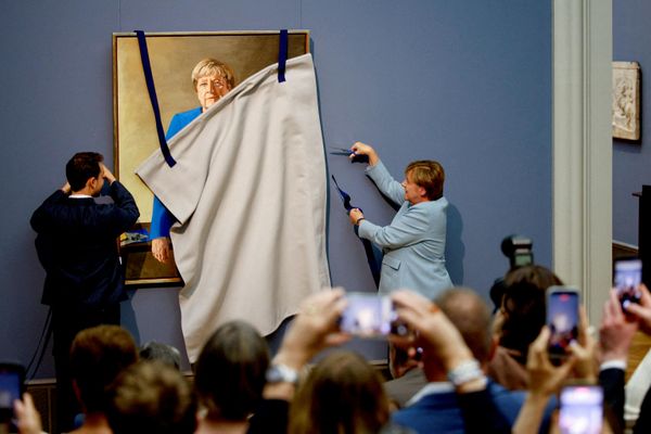 Un retrato de la excanciller alemana Angela Merkel, obra del artista Jeremie Queyras, se expone en el Museo Bode de Berlín. - Sputnik Mundo