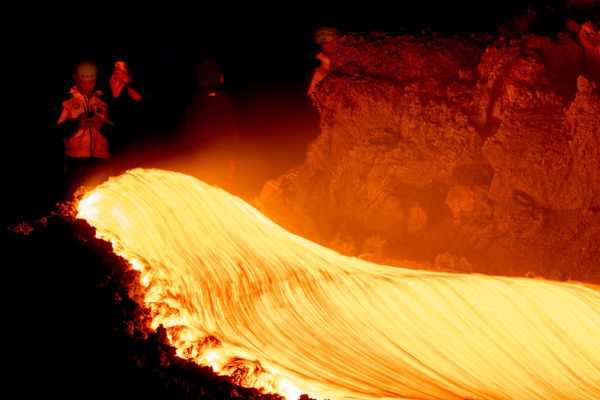 Una corriente de lava fundida se precipita por la ladera del volcán Etna durante una erupción. - Sputnik Mundo
