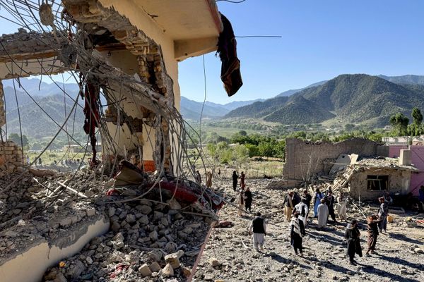 Varias personas se concentran cerca de un edificio destruido tras un ataque aéreo en Afganistán. - Sputnik Mundo