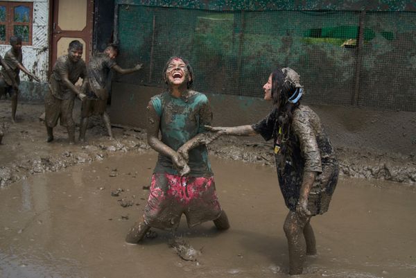 Unos niños juegan en el barro durante el festival anual de la siembra de arroz, Nepal. - Sputnik Mundo