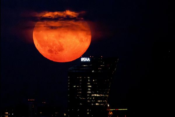 La luna llena aparece en el cielo de Moscú. - Sputnik Mundo