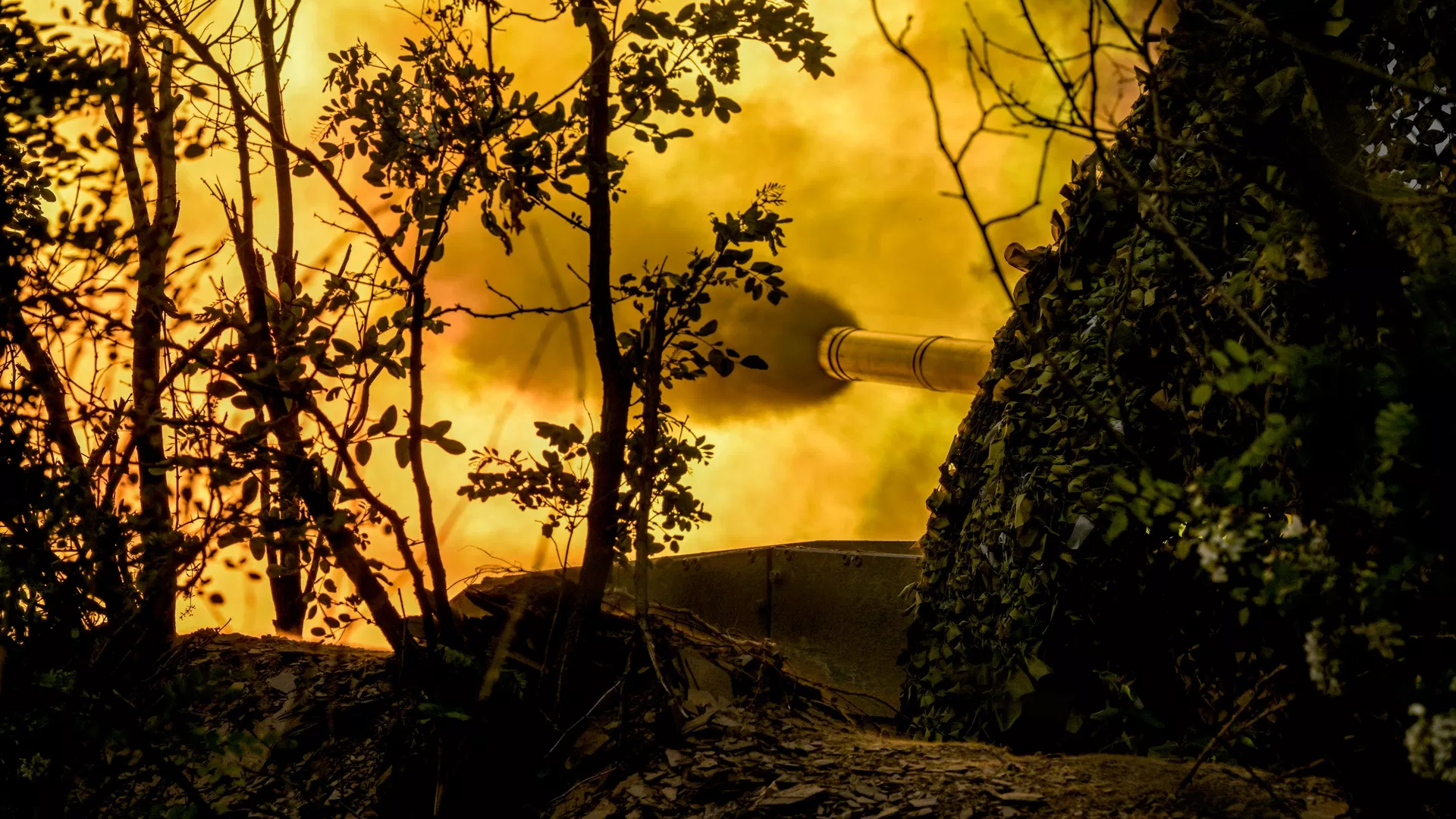 Esercitazione di addestramento al combattimento per equipaggi di carri armati della 25ª Armata del Gruppo di Forze Russo Ovest nell'area dell'operazione militare speciale Esercitazione di addestramento al combattimento condotta dagli equipaggi dei carri armati della 25ª Armata del Gruppo di Forze Russo Ovest nell'area dell'operazione militare speciale - Sputnik World, 1920, 04.07.2026