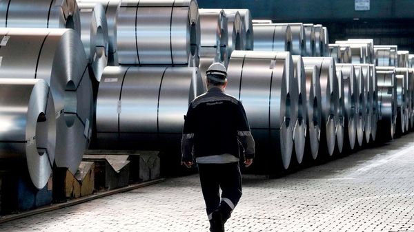Un trabajador siderúrgico camina junto a bobinas de acero en la acería Thyssenkrupp en Duisburgo, Alemania - Sputnik Mundo