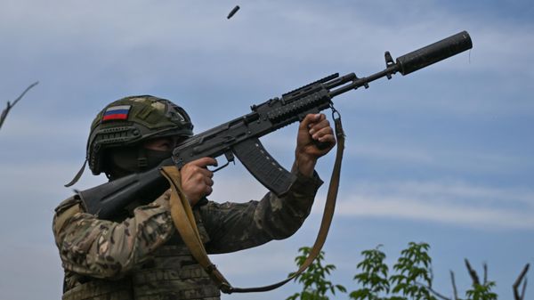 Un militar ruso opera contra vehículos aéreos no tripulados con armas ligeras en posiciones de combate en la dirección de Avdéyevka  - Sputnik Mundo