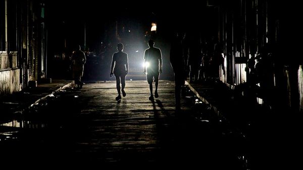 Varias personas caminan por una calle durante un apagón en La Habana, el 10 de septiembre de 2025 - Sputnik Mundo
