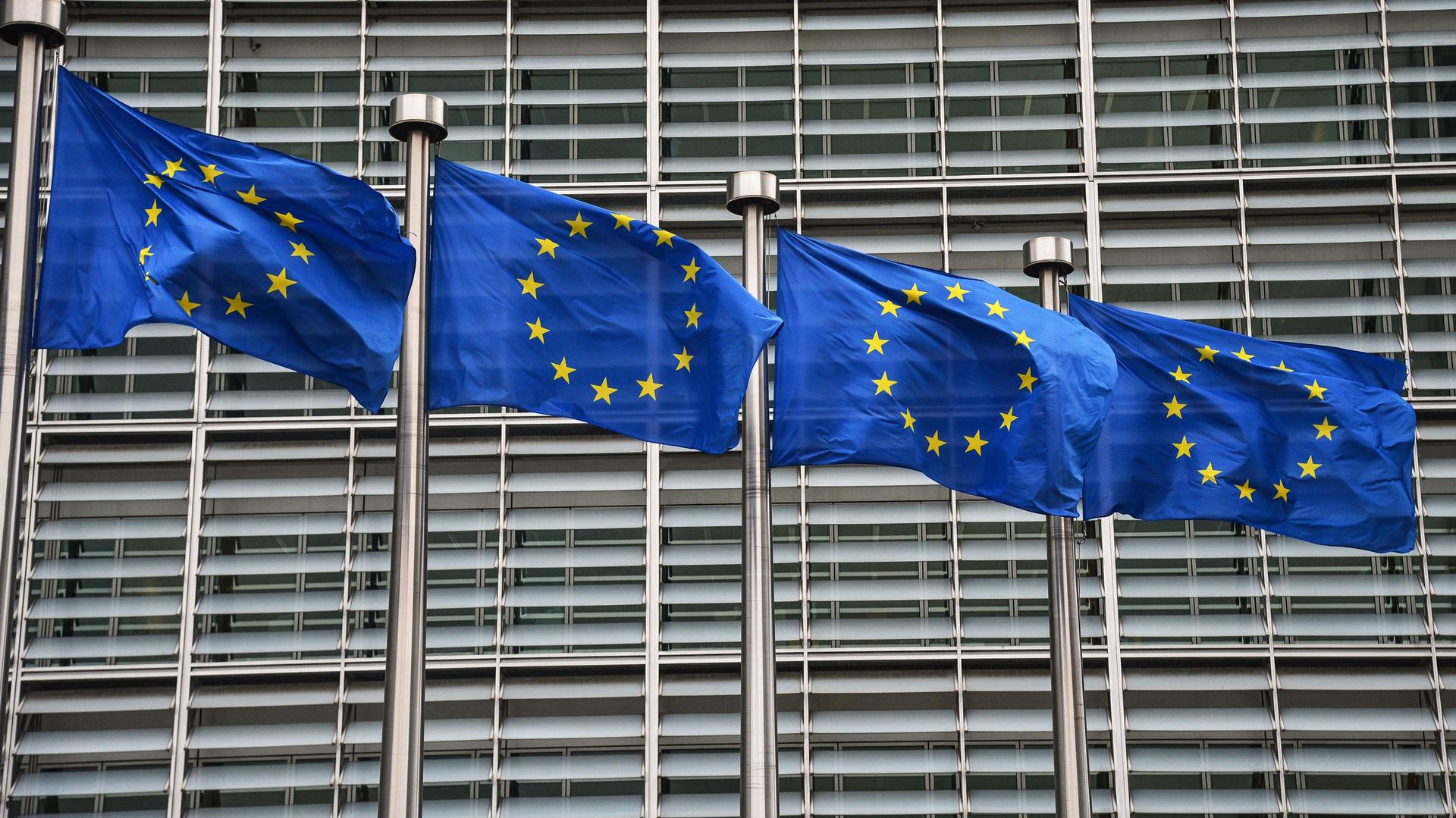 Banderas con el emblema de la Unión Europea frente al edificio de la Comisión Europea en Bruselas - Sputnik Mundo, 1920, 07.07.2026