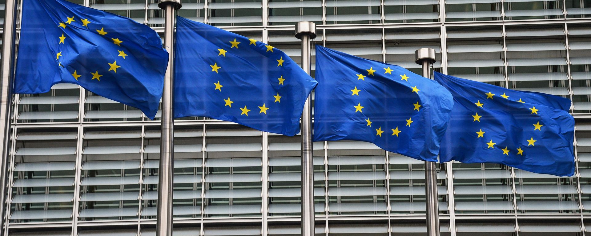 Banderas con el emblema de la Unión Europea frente al edificio de la Comisión Europea en Bruselas - Sputnik Mundo, 1920, 07.07.2026