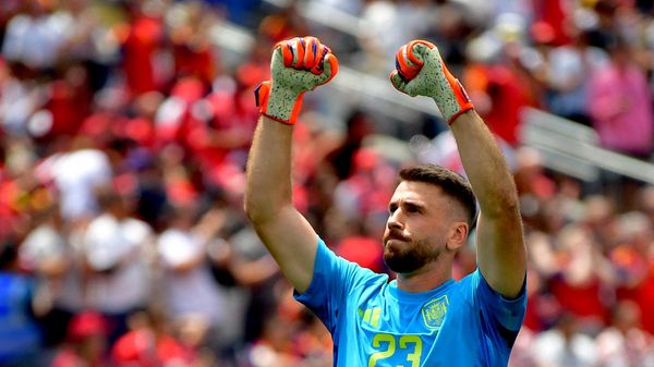 Unai Simón, celebra tras el partido, ya que España se clasificó para los octavos de final de la Copa Mundial  - Sputnik Mundo