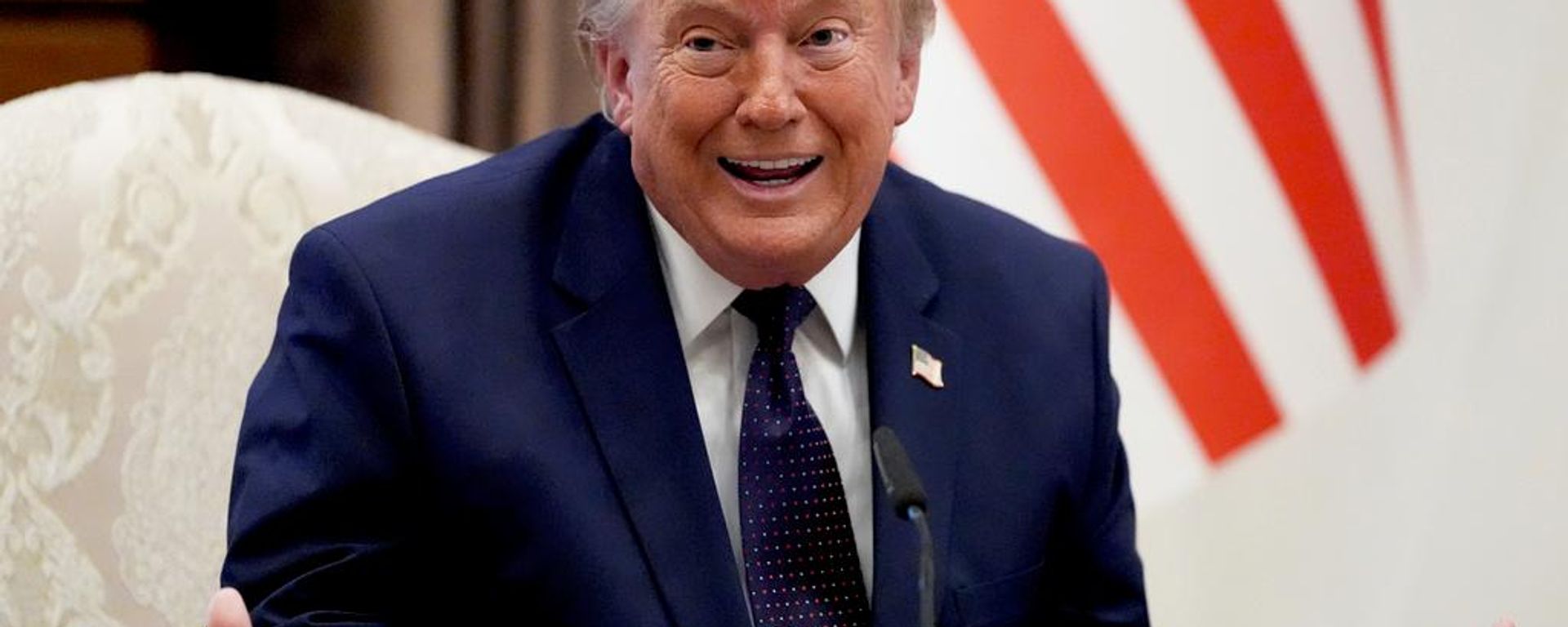 Donald Trump, presidente de EEUU, gesticula durante una reunión bilateral con su par turco en la cumbre de la OTAN en Ankara, Turquía, el 7 de julio de 2026 - Sputnik Mundo, 1920, 07.07.2026