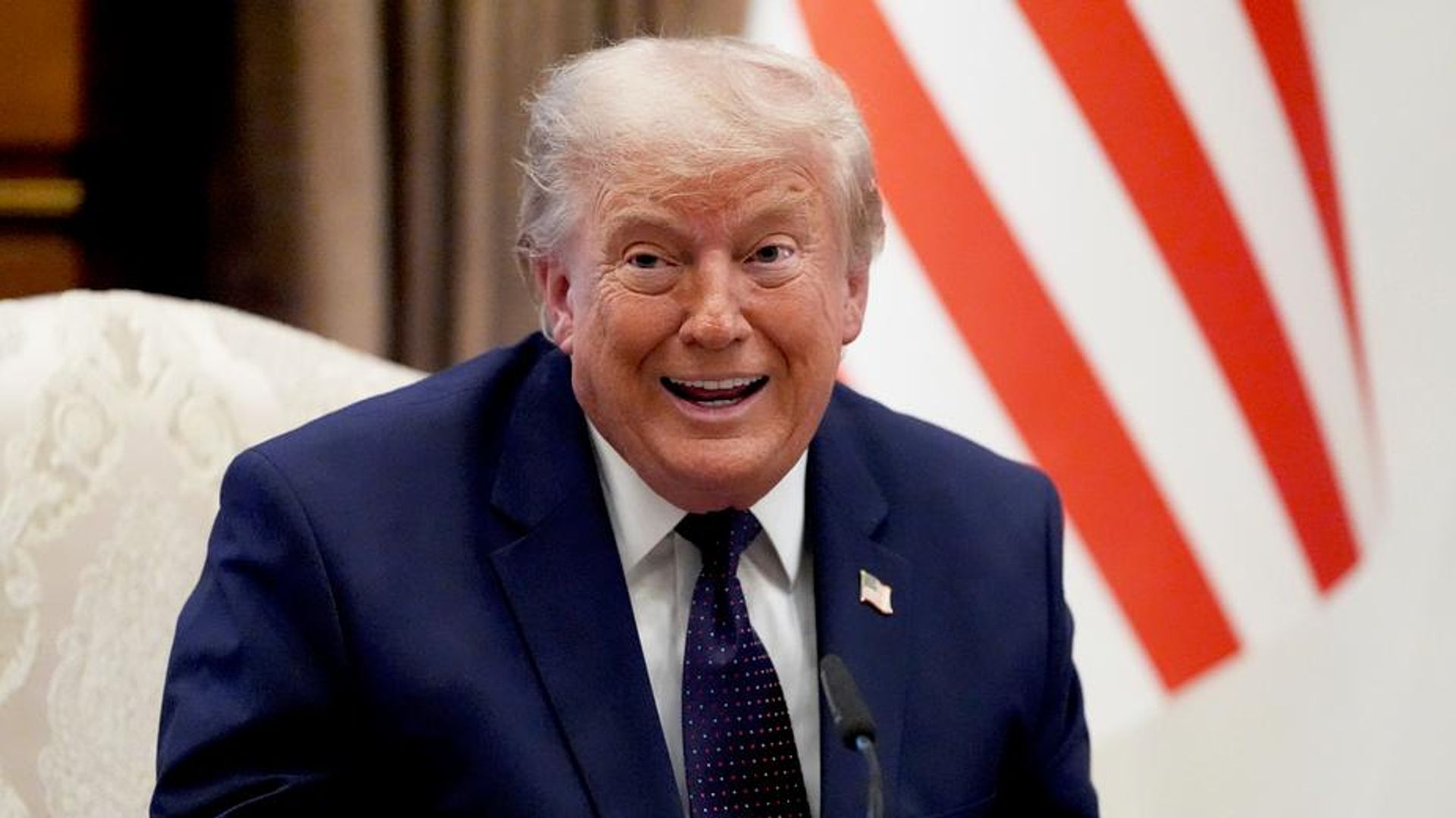 Donald Trump, presidente de EEUU, gesticula durante una reunión bilateral con su par turco en la cumbre de la OTAN en Ankara, Turquía, el 7 de julio de 2026 - Sputnik Mundo, 1920, 07.07.2026