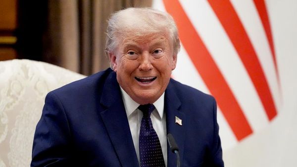 Donald Trump, presidente de EEUU, gesticula durante una reunión bilateral con su par turco en la cumbre de la OTAN en Ankara, Turquía, el 7 de julio de 2026 - Sputnik Mundo