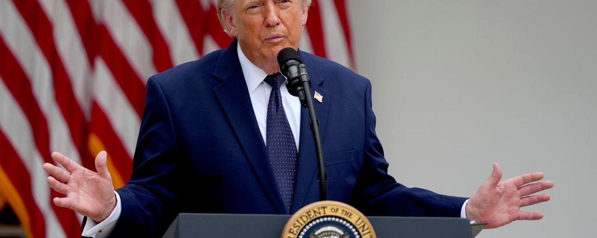 Donald Trump, presidente de EEUU, pronuncia un discurso durante un almuerzo en el Jardín de las Rosas de la Casa Blanca, el lunes 6 de julio de 2026, en Washington - Sputnik Mundo, 1920, 03.09.2026