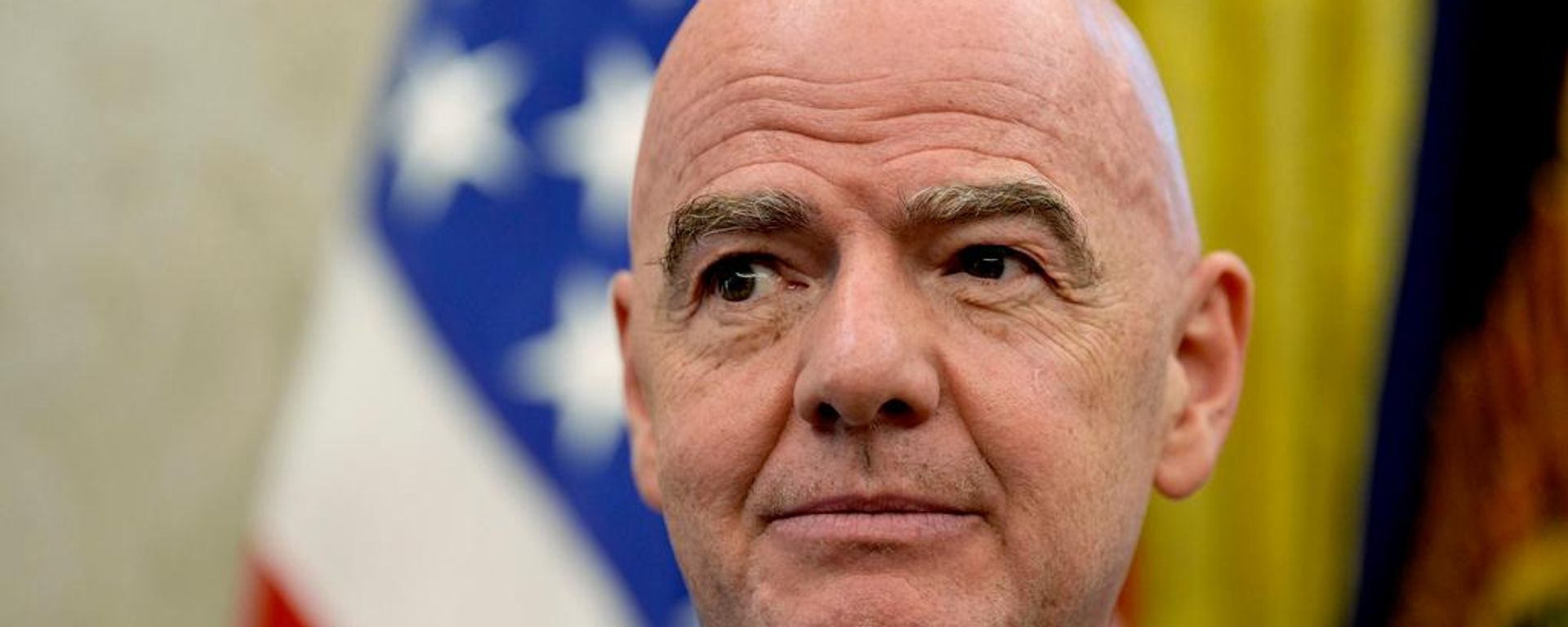 Gianni Infantino, presidente de la FIFA, escucha mientras el mandatario de EEUU se reúne con miembros del club de fútbol Juventus en el Despacho Oval de la Casa Blanca, el 18 de junio de 2025, en Washington  - Sputnik Mundo, 1920, 08.07.2026
