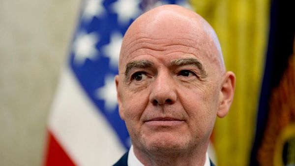 Gianni Infantino, presidente de la FIFA, escucha mientras el mandatario de EEUU se reúne con miembros del club de fútbol Juventus en el Despacho Oval de la Casa Blanca, el 18 de junio de 2025, en Washington  - Sputnik Mundo