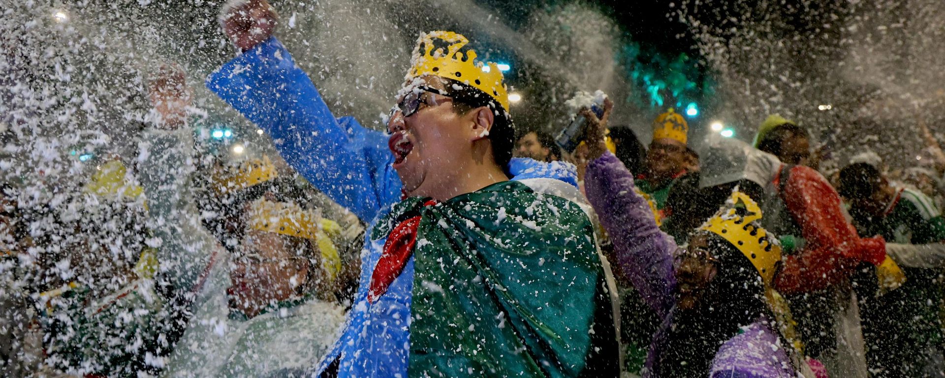Aficionados celebran mientras ven el partido de octavos de final de la Copa del Mundo entre México e Inglaterra en la Ciudad de México, el domingo 5 de julio de 2026. (Foto AP/Ginnette Riquelme) - Sputnik Mundo, 1920, 09.07.2026