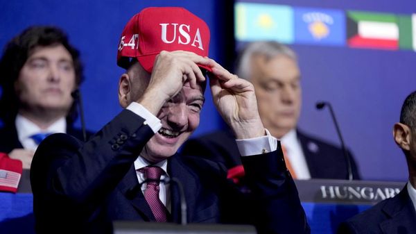 Giovanni Infantino, presidente de la FIFA, se prueba una gorra de EEUU.durante una reunión de la Junta de la Paz celebrada en el Instituto Estadounidense de la Paz, el 19 de febrero de 2026, en Washington. - Sputnik Mundo