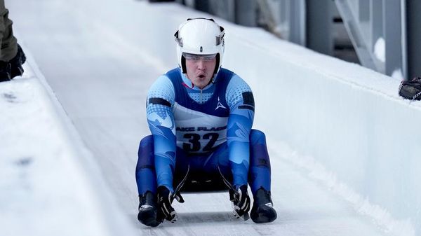 Matvéi Perestoronin, atleta ruso de luge, finaliza una carrera clasificatoria para competir en un evento de la Copa del Mundo de Luge en Lake Placid, Nueva York, el 18 de diciembre de 2025 - Sputnik Mundo