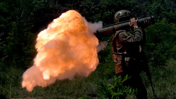 Coordinación de combate de los soldados del 37.º Regimiento de Fusileros Motorizados del 25.º Ejército del Grupo de Fuerzas Oeste en la república popular de Donetsk - Sputnik Mundo