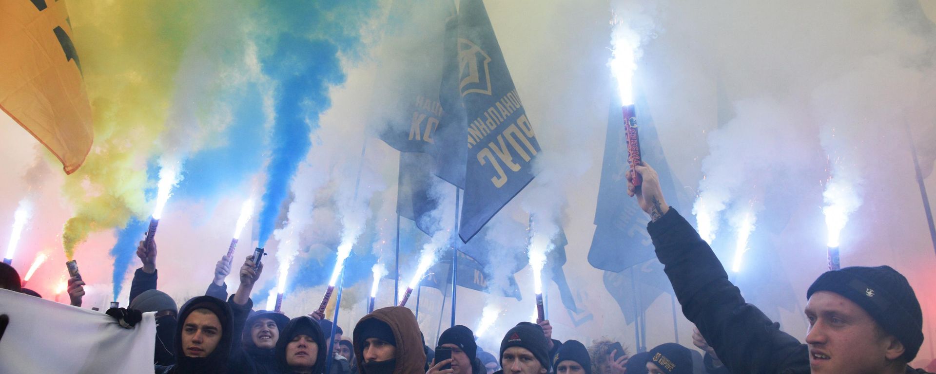 Representantes del partido Cuerpo Nacional y de la organización Escuadras Nacionales, durante una protesta en Kiev, exigieron la implementación de la ley marcial en el país, la ruptura de relaciones diplomáticas con Rusia y la nacionalización de sus bienes - Sputnik Mundo, 1920, 09.07.2026