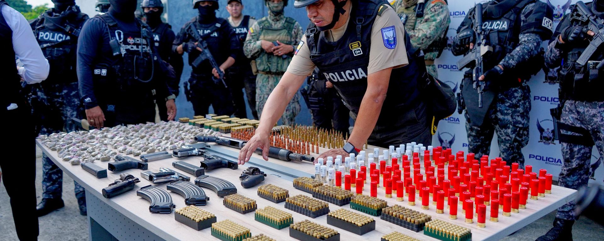 La policía muestra a la prensa las armas que, según afirma, incautó en una operación relacionada con la masacre ocurrida el día anterior en Guayaquil, Ecuador, el viernes 7 de marzo de 2025. (Foto AP/César Muñoz) - Sputnik Mundo, 1920, 10.07.2026