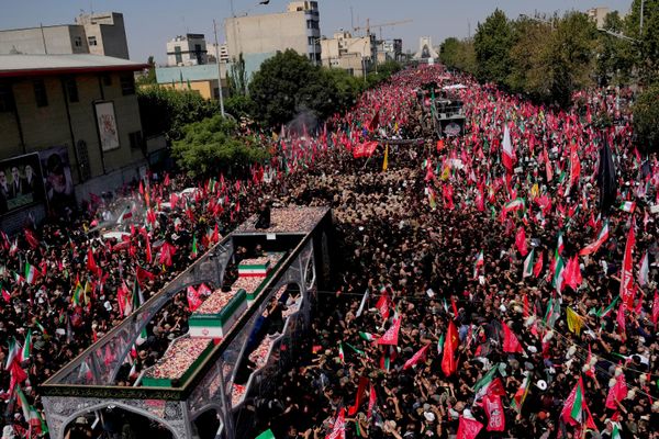 El camión con los ataúdes del fallecido líder supremo de Irán, el ayatolá Alí Jameneí, y de los miembros de su familia avanza entre la multitud de dolientes durante la procesión fúnebre en Teherán. - Sputnik Mundo
