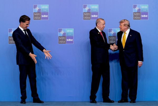 El secretario general de la OTAN, Mark Rutte, y el presidente de Turquía, Recep Tayyip Erdogan, dan la bienvenida al presidente estadounidense, Donald Trump, en la cumbre de líderes de la OTAN celebrada en Ankara. - Sputnik Mundo