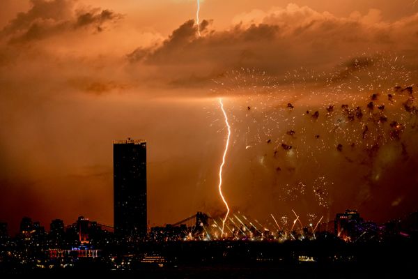 Un rayo caye sobre el Puente de Brooklyn mientras se desarrollaba un espectáculo de fuegos artificiales con motivo de la celebración del Día de la Independencia de EEUU. - Sputnik Mundo