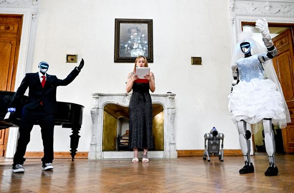 La ceremonia de boda de unos  robots llamados Robert y Matilda en Moscú. - Sputnik Mundo