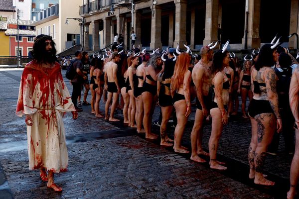 Un activista vestido de Jesús marcha junto a defensores de los animales durante una manifestación en contra de las corridas en España. - Sputnik Mundo