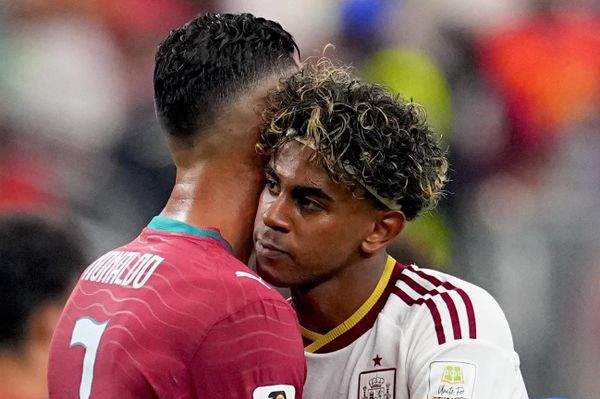 El futbolista español Lamine Yamal abraza al portugués Cristiano Ronaldo tras el partido entre los equipos de estos países en el Mundial de Fútbol. - Sputnik Mundo