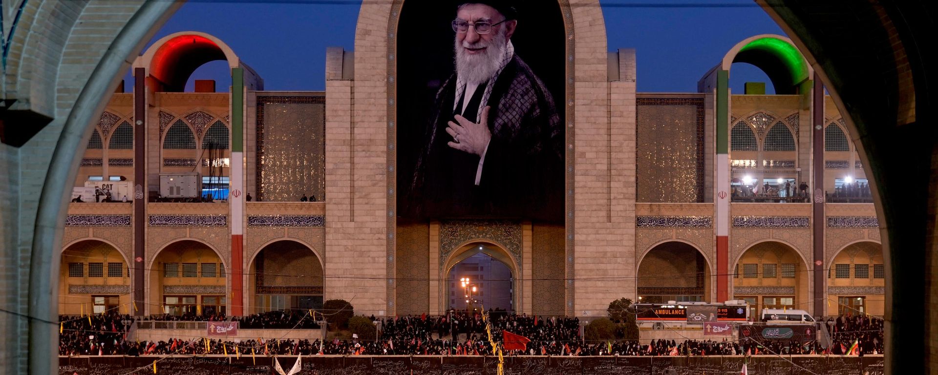 Los dolientes se reúnen bajo un retrato del difunto líder supremo iraní, el ayatolá Alí Jameneí, durante las ceremonias fúnebres en su honor - Sputnik Mundo, 1920, 11.07.2026