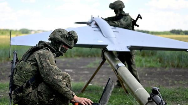 Soldados rusos lanzando un dron - Sputnik Mundo
