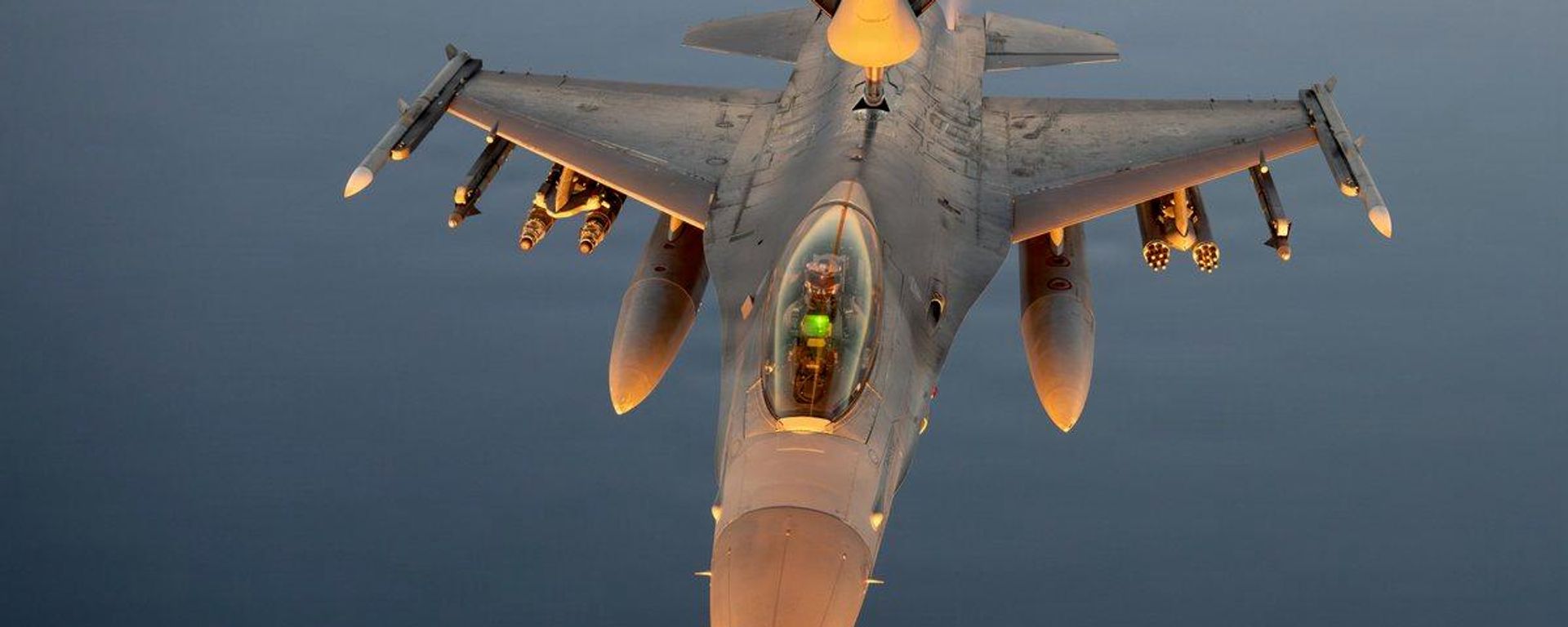 Un F-16 estadounidense cargando combustible - Sputnik Mundo, 1920, 12.07.2026