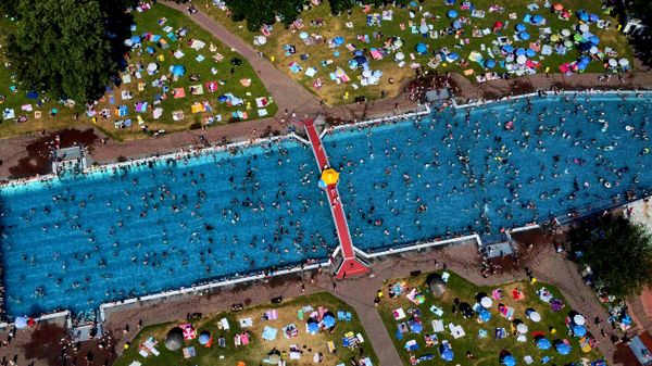 Piscina pública en Alemania - Sputnik Mundo