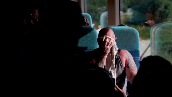 Un hombre en un tren se seca el sudor de la cara en un día caluroso en Londres, 2026 - Sputnik Mundo