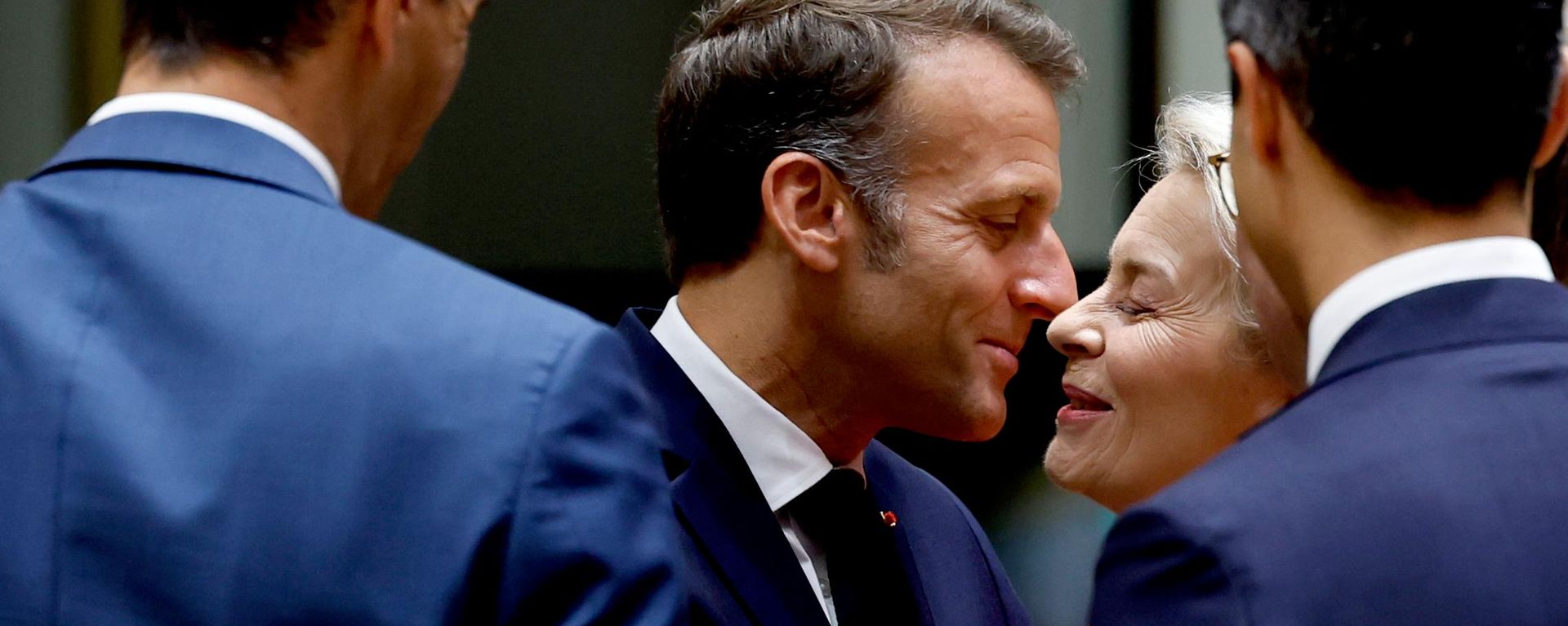 El presidente francés, Emmanuel Macron,  saluda a la presidenta de la Comisión Europea, Ursula von der Leyen - Sputnik Mundo, 1920, 01.10.2026
